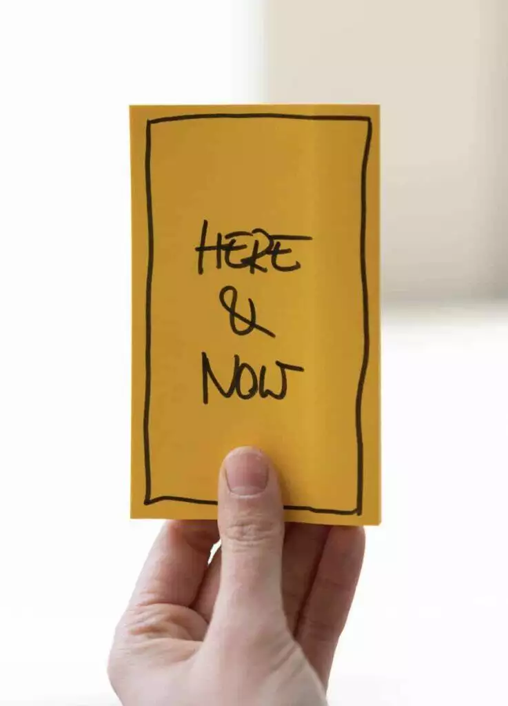 mindful-leadership Mindful Leadership: Hierbei geht es durch Präsenz und Achtsamkeit bewusst zu führen. In dem Blogartikel gehe ich näher darauf ein. Auf dem Bild ist ein Post-it mit der Aufschrift "here & now" zu sehen.