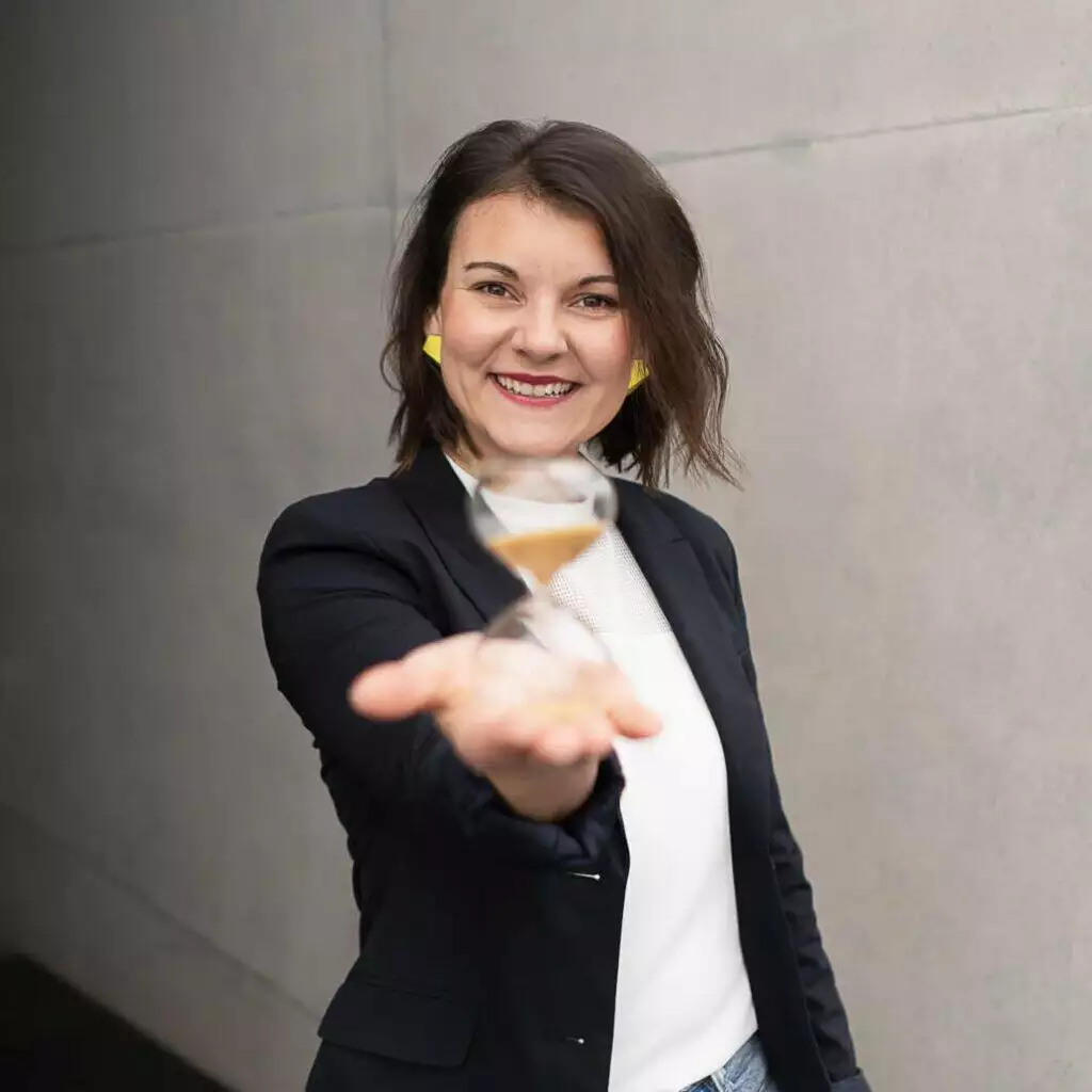 Romy Möller hält Sanduhr