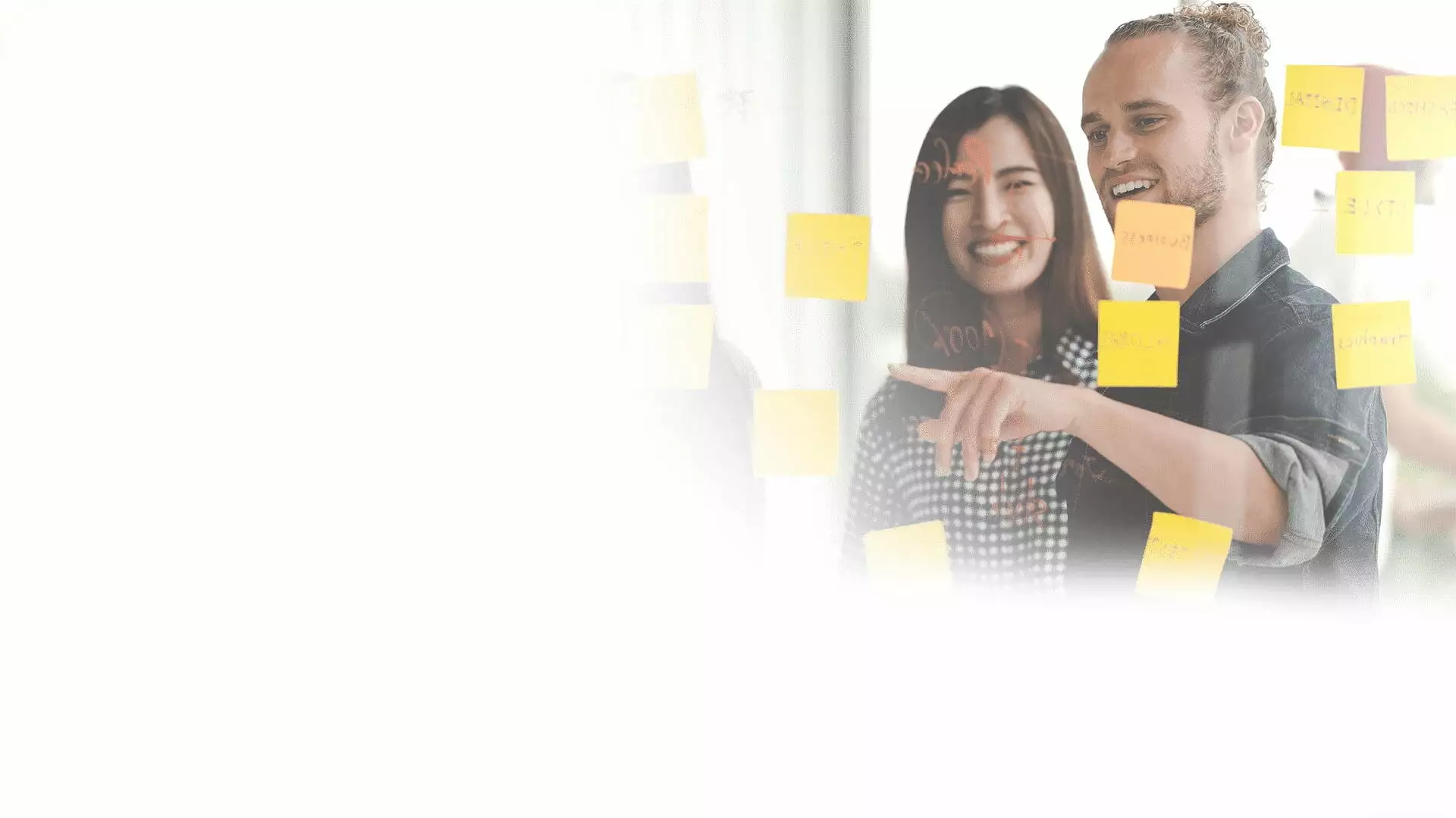 Leadership-Programm: Entwickle deine ganz persönliche Führungsvision und werde zur Führungskraft, die bewegt - im Innen und im Außen. Auf dem Bild siehst du zwei Personen, die gerade mit Post-its Ideen entwickeln.