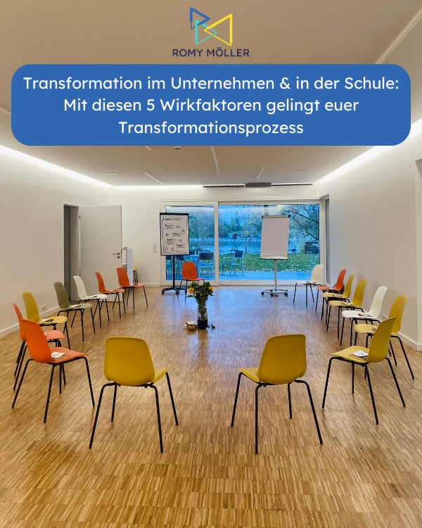 Transformation im Unternehmen: Es muss sich etwas verändern bei dir im Unternehmen, im Schulbetrieb oder in der Organisation und dir begegnet vor allem eines: Widerstand. In diesem Blogartikel gebe ich dir 5 Wirkfaktoren an die Hand, die dir helfen. Auf dem Bild ist ein großer, heller Teamraum zu sehen mit vielen leeren Stühlen sowie 2 Flipcharts und der Titel des Blogartikels steht oben auf dem Bild.