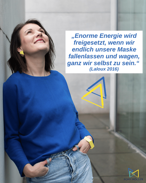 New Work Definition: In diesem Blogartikel nähern wir uns der Frage Was ist New Work? Auf dem Bild befindet sich ein Zitat von Frederic Laloux: Enorme Energie wird freigesetzt, wenn wir endlich unsere Maske fallenlassen und wagen, ganz wir selbst zu sein.