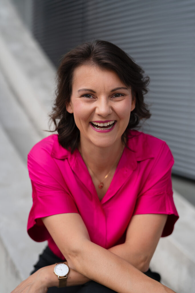 Coach: München, Berlin, online & bundesweit. Als Coach begleite ich dich bei deinen Leadership-Themen. Auf dem Bild ist Coach Romy Möller mit einem Lächeln zu sehen, sie schaut direkt in die Kamera.