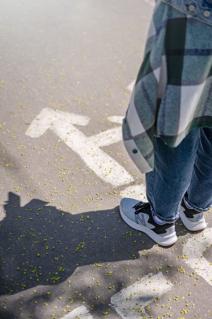 Führungskräfteentwicklung ganzheitlich gestalten: Erfahre in diesem Blogartikel, was eine ganzheitliche Entwicklung ausmacht. Auf dem Bild sind Schuhe auf einer Straße zu sehen.