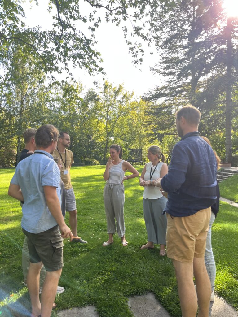 Teilnehmende im Führungskräftetraining in München bei einer Gruppenübung im Leadership-Programm zusammenWachsen - jetzt mehr zum Programm erfahren